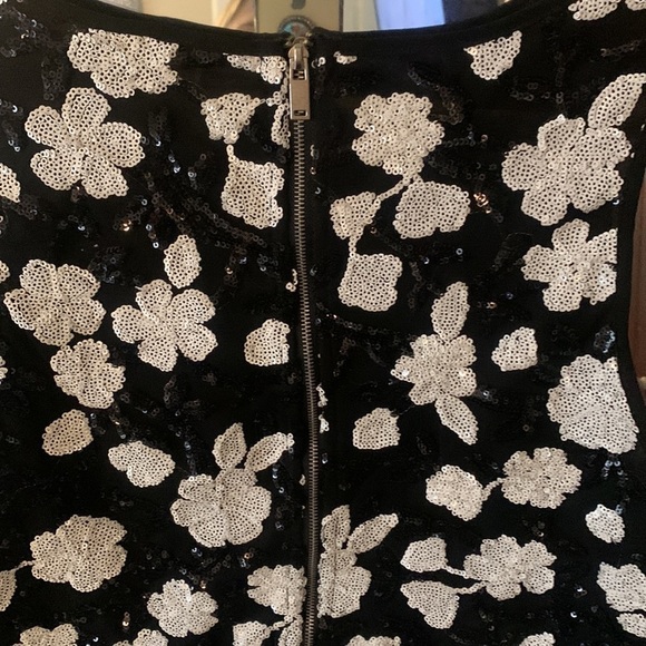 Forever 21 woman’s crop top. Black and white. Size Small. - Picture 7 of 7